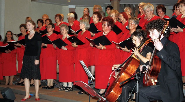 Wie sich die Damen der Chorgemeinschaf...ei der offenen Singstunde miterleben.   | Foto: Julia Jacob