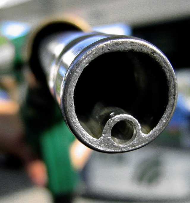 Nicht fr alle Autos vertrglich: Ab A...Benzinsorte E10 aus den Zapfpistolen.   | Foto: dpa