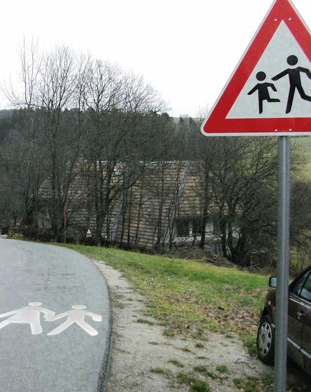 Verkehrsschild und Markierung auf der ...ben noch nicht die gewnschte Wirkung.  | Foto: Karin Steinebrunner