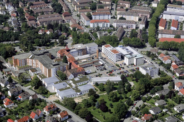 Zu viele Autos rund um die Klinik &#82...t keine Lsung des Problems in Sicht.   | Foto: peter heck