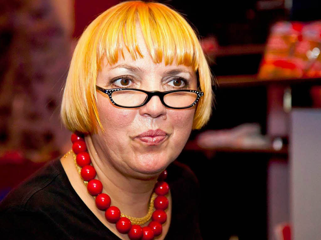 Als Gast-DJ lsst Claudia Roth die Gste nach ihren Lieblings-Hits tanzen.