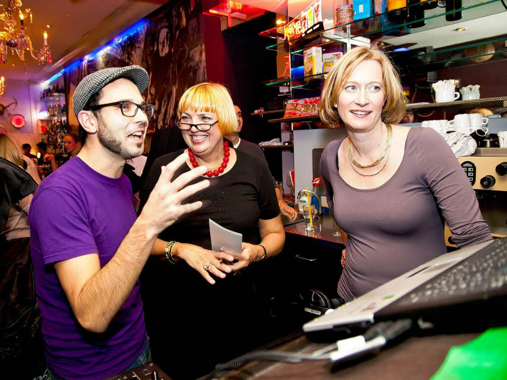 Die Bundesvorsitzende der Grnen, Claudia Roth (mi.), legte als DJane in der Jackson-Pollock-Bar auf. Hier mit DJ Sascha Pawlik (li.) und Kerstin Andreae auf der Party der Jungen Grnen zum Bundesparteitag in Freiburg.