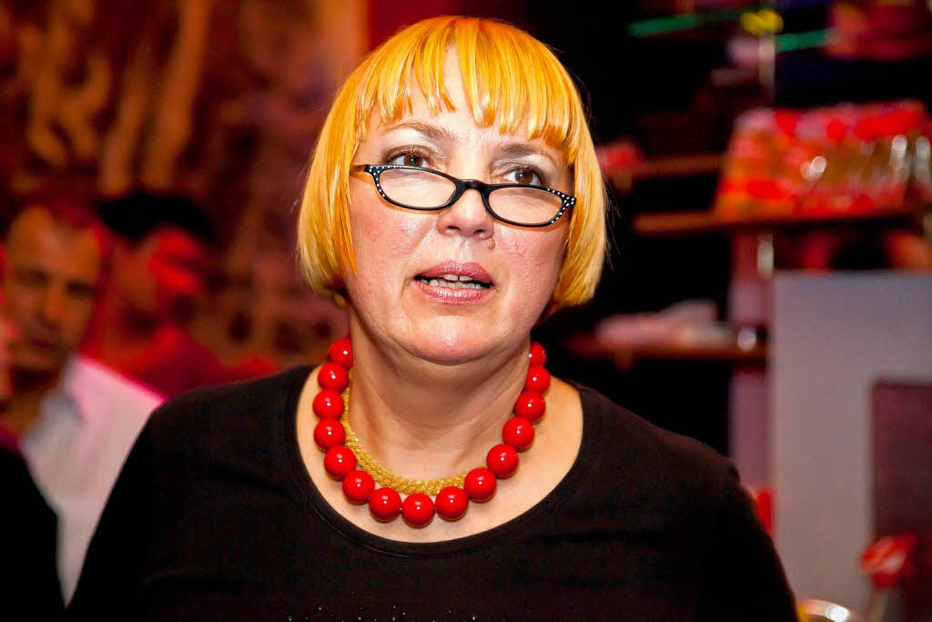 Als Gast-DJ lsst Claudia Roth die Gste nach ihren Lieblings-Hits tanzen.