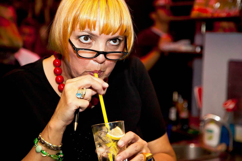 Als Gast-DJ lsst Claudia Roth die Gste nach ihren Lieblings-Hits tanzen.