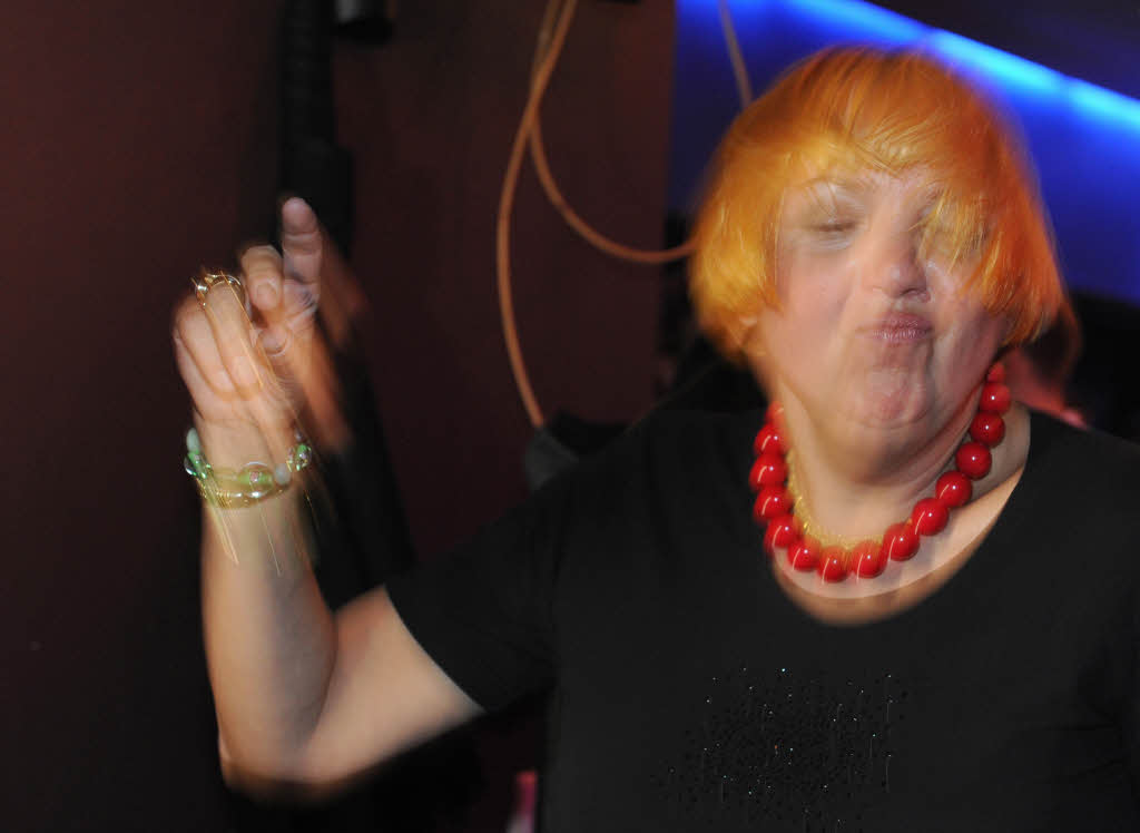 Als Gast-DJ lsst Claudia Roth die Gste nach ihren Lieblings-Hits tanzen.