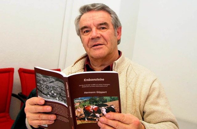 Hermann Gppert mit seinem Buch &#8222;Krebsensteine&#8220;.  | Foto: Heidi Foessel