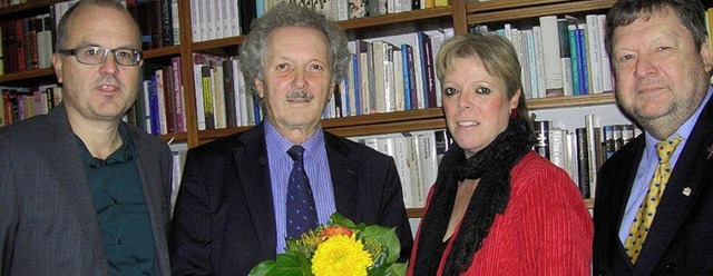 Sie gratulierten Wolfram Wette (mit Bl..., Sabine Wlfle und Richard Leibinger.  | Foto: spd