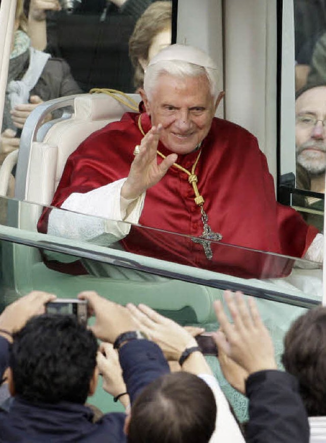Papst Benedikt XVI. kommt 2011 nach Freiburg.   | Foto: dpa
