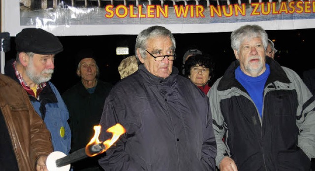 Hans-Rudolf Gdemann (Mitte) kritisier...Wurzeln der Region wrden verleugnet.   | Foto: Hirschberger