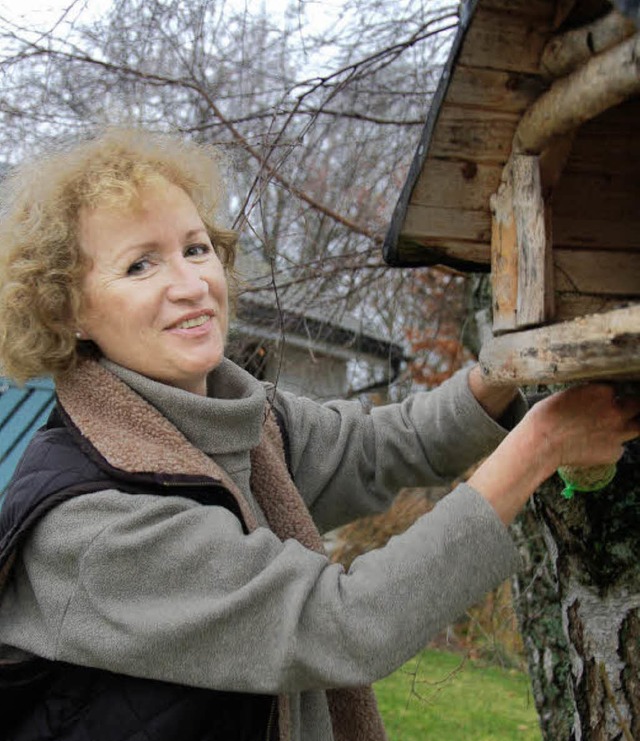 Sabine Gruhn verbringt auch im Herbst ...nter anderem um die Vgel zu fttern.   | Foto: Kathrin Blum