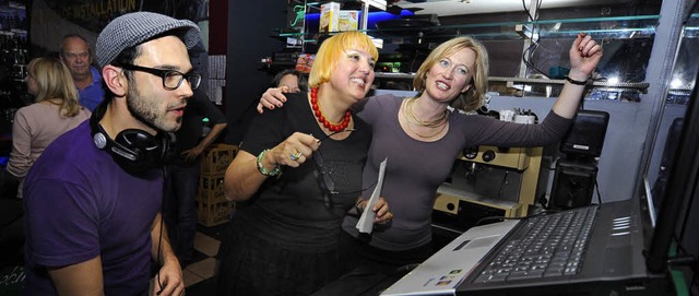 Claudia Roth (Mitte) mit Kerstin Andre...ch Pawlik in der Jackson Pollock Bar.   | Foto: Thomas Kunz