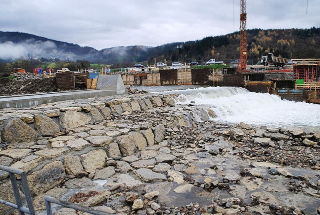 Einen Wasserwechsel gab es gestern bei...urde gestern die Umleitung  vollzogen.  | Foto: Edgar Steinfelder