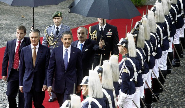 Portugals Prsident  Cavaco Silva (vor...arack Obama  mit militrischen Ehren.   | Foto: DPA