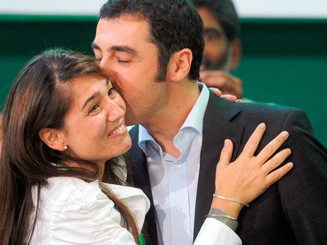 Cem zdemir bejubelt bei der Bundesdel...l mit seiner Ehefrau Pia Maria Castro.  | Foto: dpa