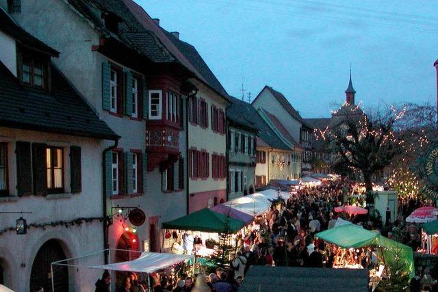 Weihnachtsmarkt in der historischen Burkheimer Mittelstadt