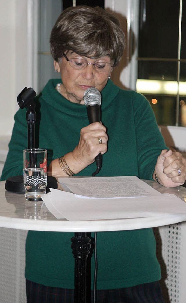 Brigitte Jarvis (83) las persnlich au... sie ihre Erinnerungen als junge Frau.  | Foto: Gerda Oswald