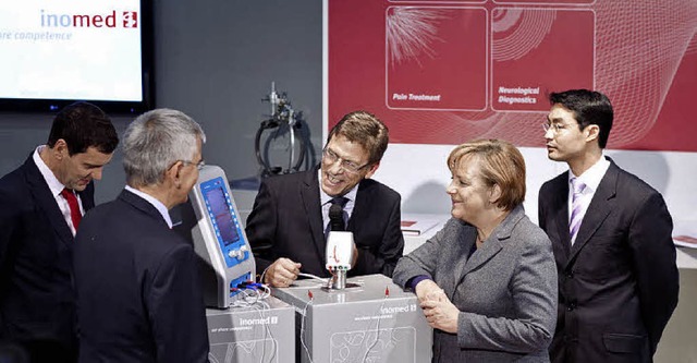 Hoher Besuch am Messestand: Bundeskanz...ed auf der Dsseldorfer Messe Medica.   | Foto: Privat