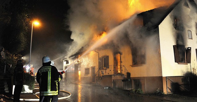 Als die Feuerwehr Wittnau anrckte, schlugen schon Flammen aus dem Dach.   | Foto: Seeger/DPA