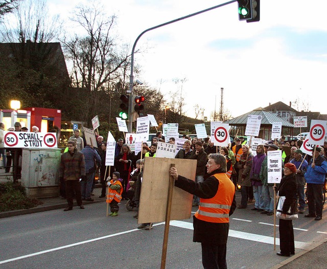 Rund 150 Menschen aus Schallstadt demo...erten gegen eine Umfahrung des Ortes.   | Foto: Silvia Faller