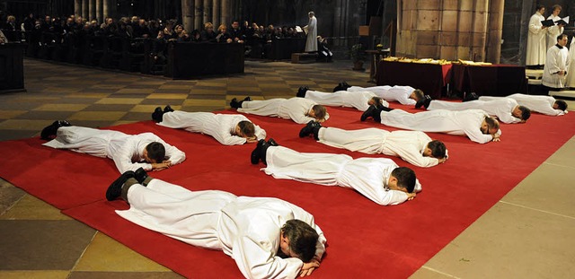 Das intensive Gebet im Liegen ist ein Ritual des Weihegottesdienstes.  | Foto: Rita Eggstein