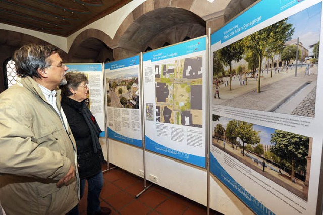 Die Besucher interessierten sich vor a...ne zum neuen Platz der Alten Synagoge.  | Foto: Rita Eggstein