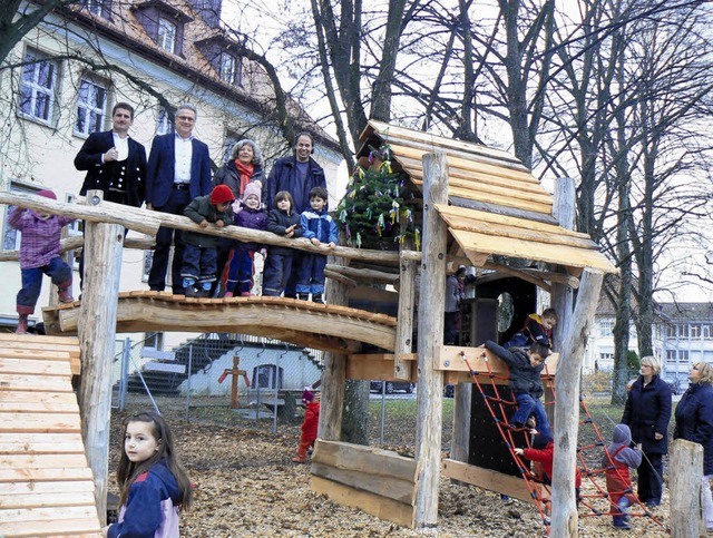 Die Fertigstellung des Spielplatzes be...wig und Armin Mller vom Stadtbauamt.   | Foto: Martin