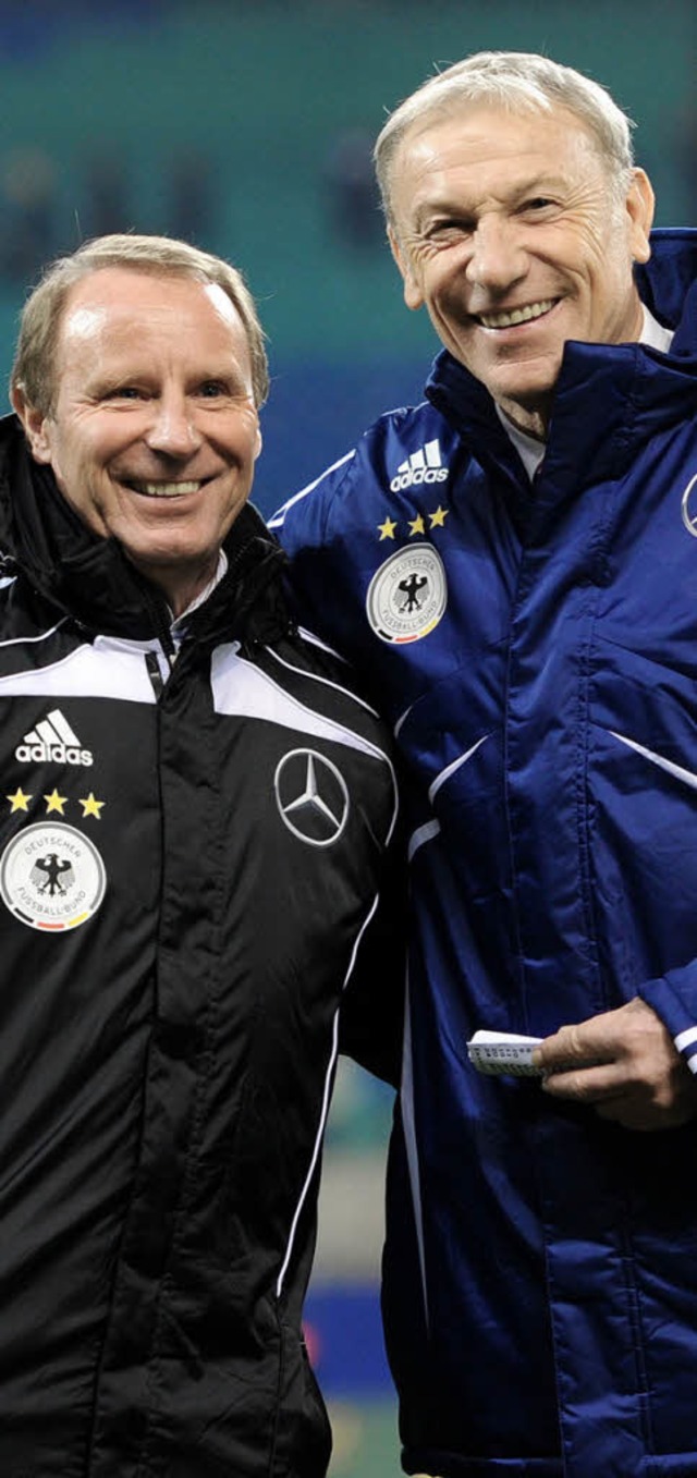 Die Trainer der beiden Mannschaften: Berti Vogts (links) und Eduard Geyer   | Foto: dpa