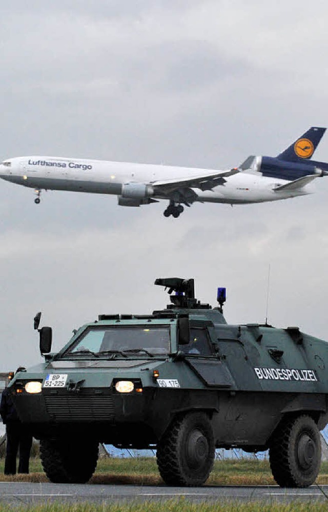 Die Polizei kontrolliert  den Flughafen Frankfurt schrfer.   | Foto: DPA