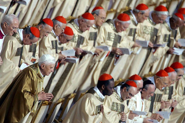 Der Papst betet  mit den neuen Kardinlen.   | Foto: dpa