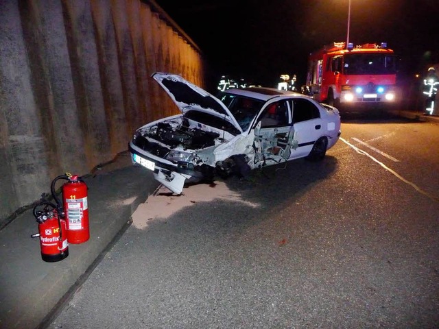 Verletzt wurde der Fahrer des Unfallautos.  | Foto: Feuerwehr