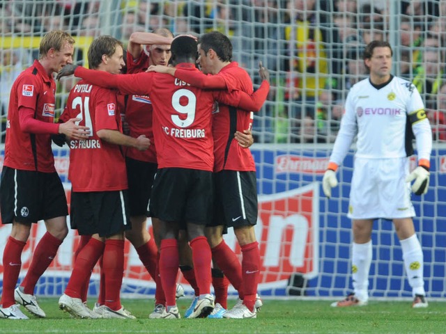 Freiburger Spieler bejubeln das Dortmu...erlor der SC ein groes Spiel mit 1:2.  | Foto: dpa