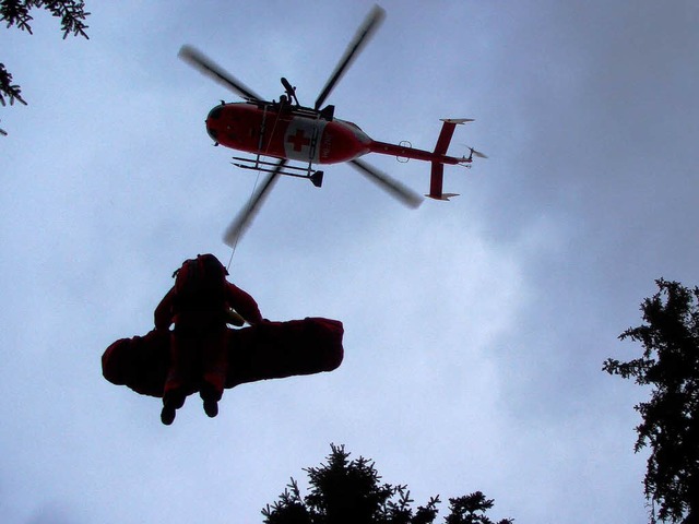 Die Bergung der Waldarbeiter machte de...on Rettungshubschraubern erforderlich.  | Foto: Bergwacht