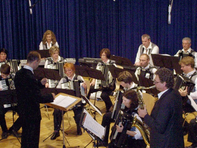 Der Handharmonika-Spielring Lffingen ...olisten Jrgen Gauger und Diana Frei.   | Foto: Karla Scherer
