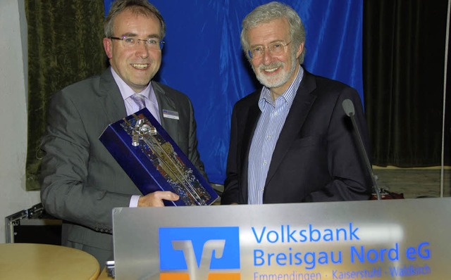 Urban Singler vom Vorstand der Volksba...lkskunde-Professor Dr. Werner Mezger.   | Foto: Volksbank
