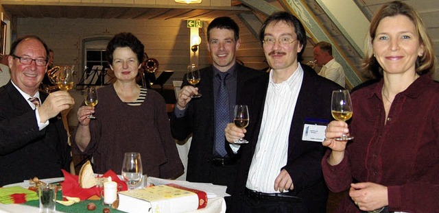 Erich Hildebrand (links) gab die Erlu...itte Brgermeister Marco Muchenberger.  | Foto: Heinz Vollmar