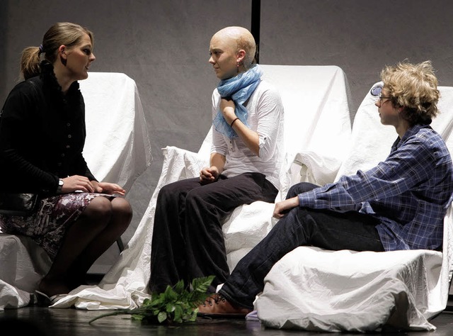Jule-Marie Wirth (Mitte) in der Hauptrolle der strahlenkranken Hannah   | Foto: Christoph Breithaupt