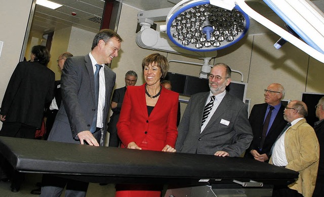 Thomas Fsel (rechts) zeigte Landrat F...ionssle im Ortenau-Klinikum in Lahr.   | Foto: Heidi Fssel