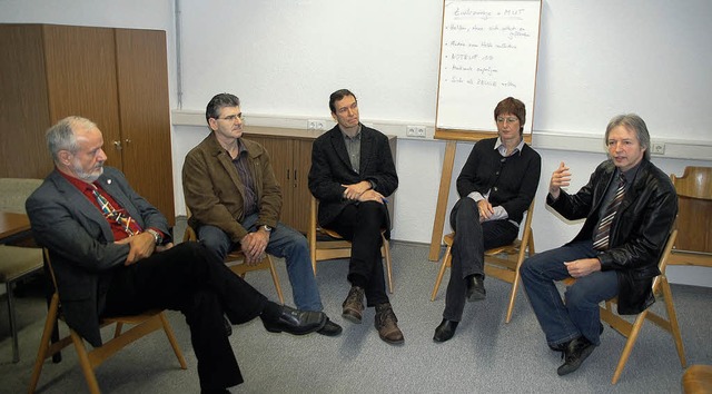 Hausherr Ernst Schilling im Gesprch m...ard Baum, Gisela Heim und Walter Roth.  | Foto: Jrg Schimanski