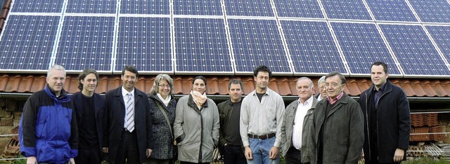 Der  Stiftungsrat  mit den Inhabern de...och vor der neuen Photovoltaikanlage.   | Foto: Stadt