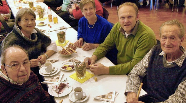 Auch Gemeinderat Wolfgang Schanz (rech... angeregt Gesprche mit den Senioren.   | Foto: Tina Lindemann