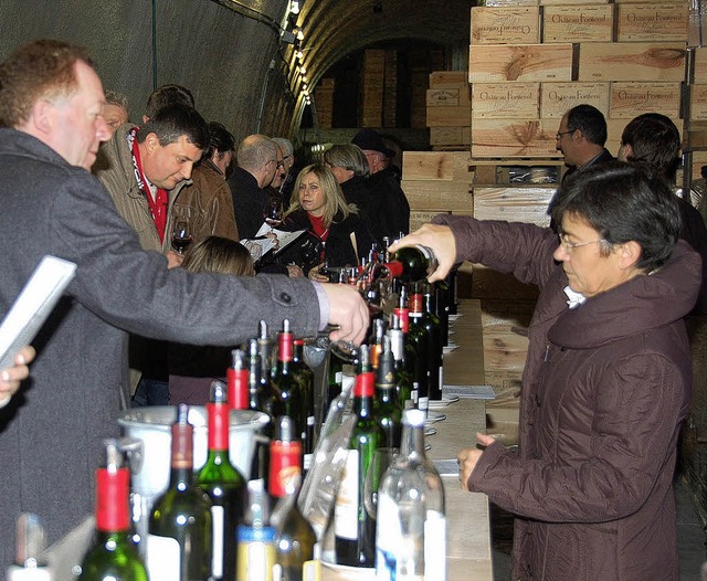 Im Bergkeller des Weingutes Schwarzer ...e die neuen Bordeaux-Weine verkosten.   | Foto: Gerold Zink