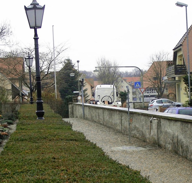 Der jetzige Weg entlang der Friedhofsm...tstrae in Umkirch verlngert werden.   | Foto: mario schneberg