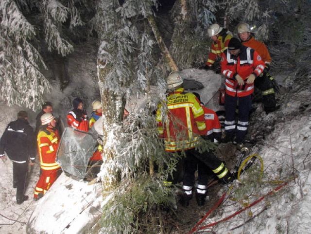 Schwierige Bergung: Die Feuerwehr befr...n verunglckten Fahrer aus dem Wrack.   | Foto: FFW