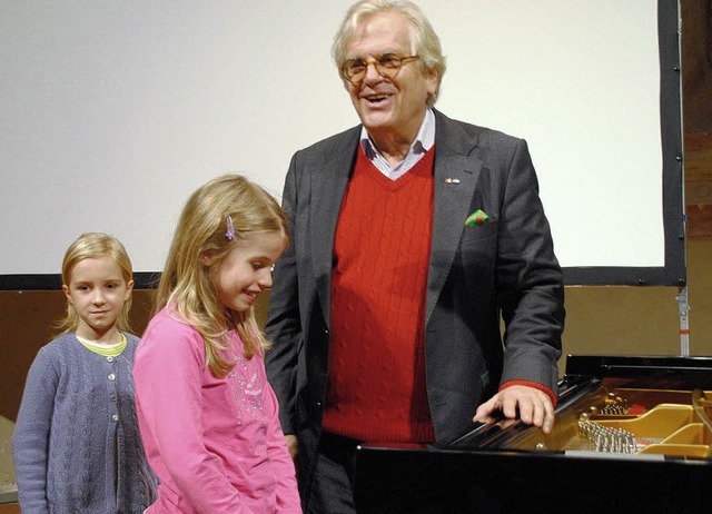 Unter den Augen von Justus Frantz, Dir..., traut sich ein Mdchen ans Klavier.   | Foto: Beatrice Ehrlich