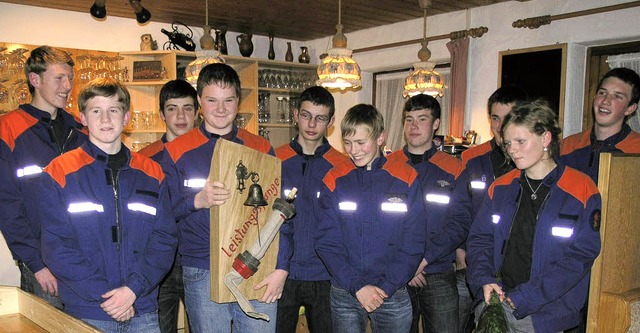 Freude: Die Jugendfeuerwehr Husern mi...hele gestifteten &#8222;Pokal&#8220;.   | Foto: Matyscak