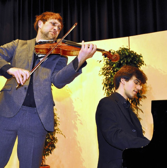 Bratschist Nils Mnkemeyer (links) und...nzertabend in der Stadthalle Waldshut   | Foto: BZ