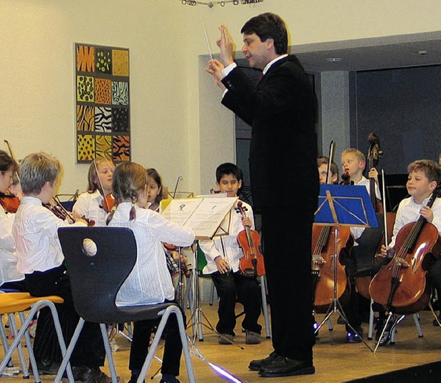 Rafael Lobo leitete das Kinder- und Ju...eres Wiesental beim Jubilumskonzert.   | Foto: bz