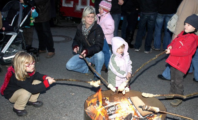 Das wird knusprig! Das Grillen von Sto...r Adventszaubers am kommenden Sonntag.  | Foto: heiner Fabry