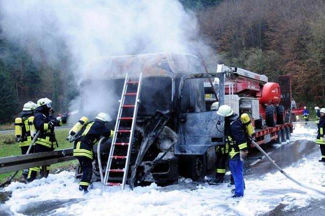 Sattelzug brennt aus – 250.000 Euro Schaden