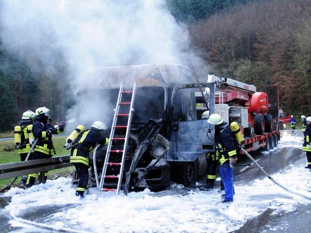 Die  Zugmaschine eines Sattelschlepper...ngen. Die Feuerwehr lschte den Brand.  | Foto: Wolfgang Knstle